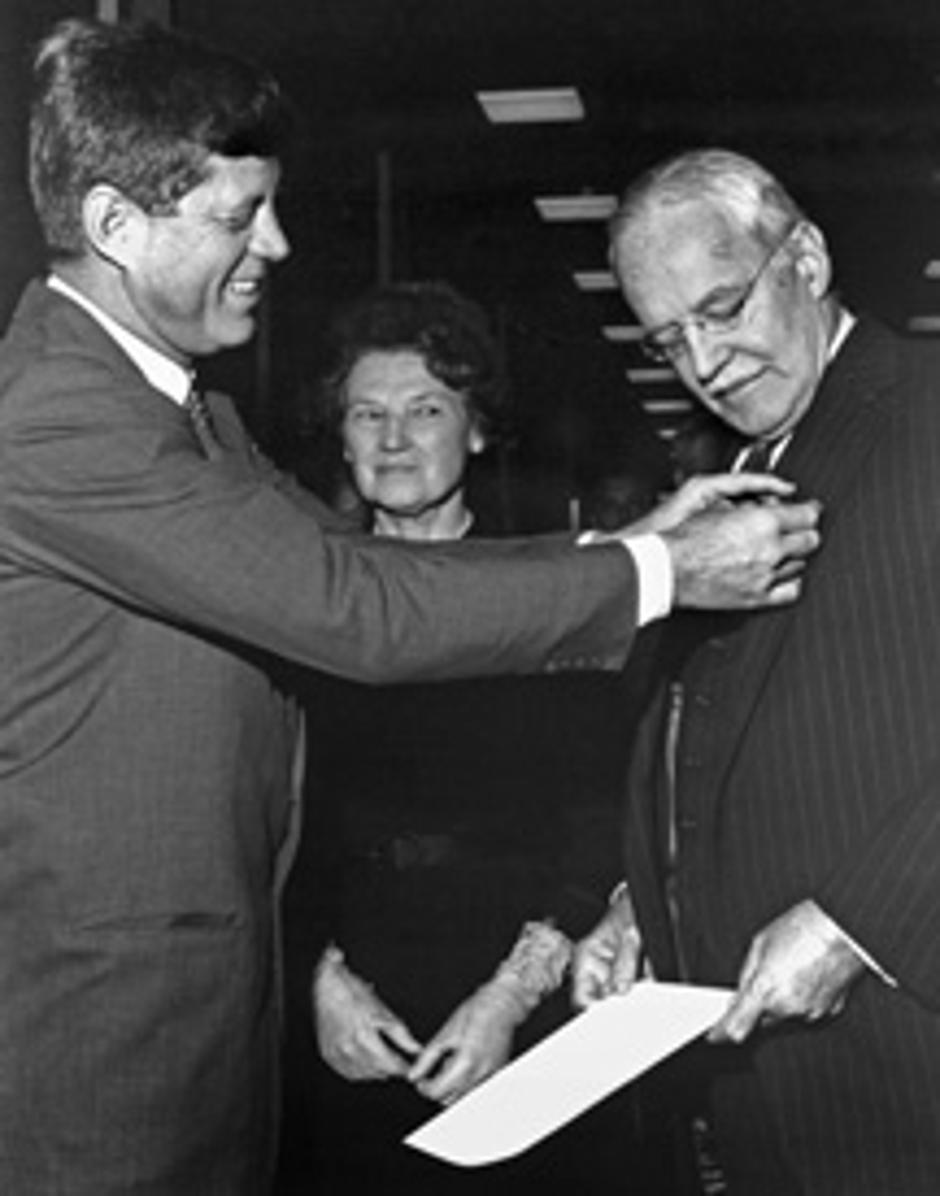John F Kennedy s direktorom CIA-e Allenom Dullesom | Author: Wikipedia