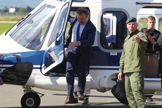 Ministar Orepić izlazi iz helilkoptera