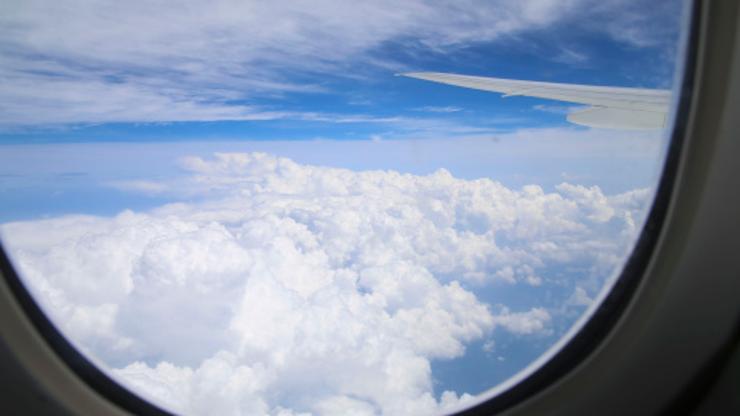 Pogled kroz prozor zrakoplova