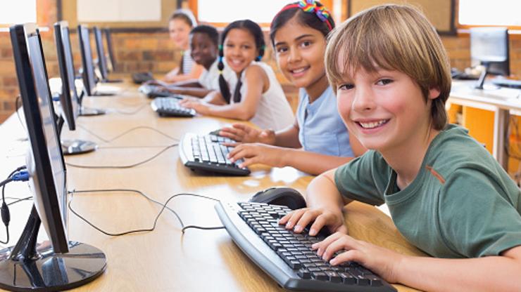 Djeca u školi na kompjuterima