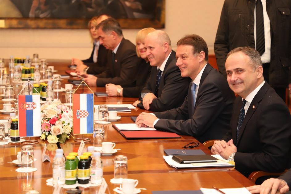 Susret Vučića i Jandrokovića uz suradnike