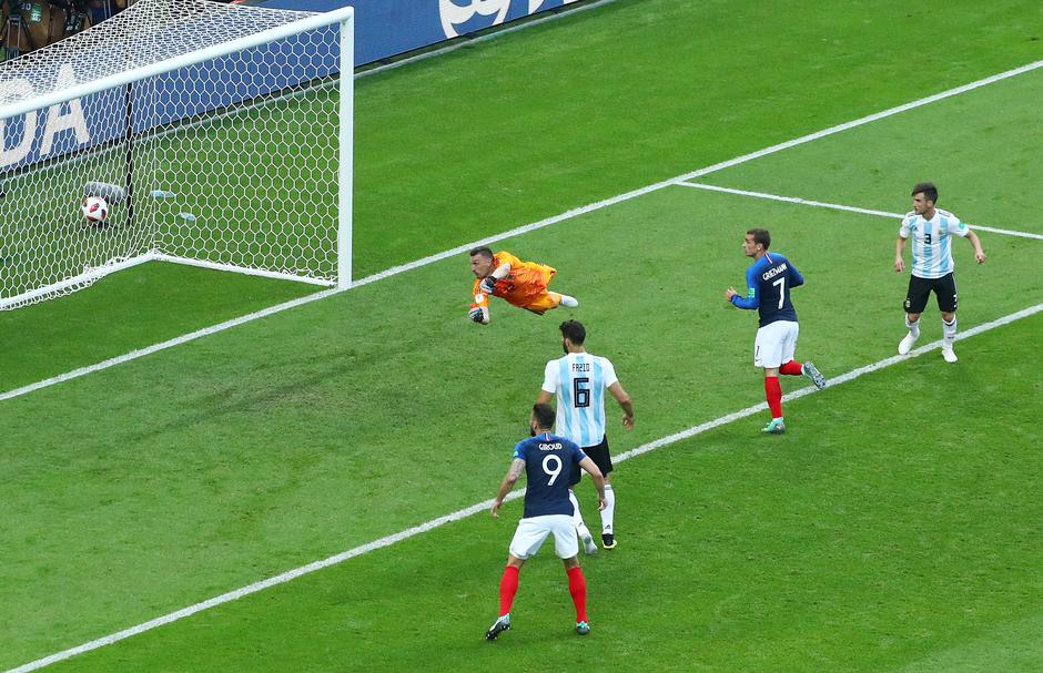 Pogodak francuskog nogometaša Benjamina Pavarda na utakmici s Argentinom | Author: PILAR OLIVARES/REUTERS/PIXSELL