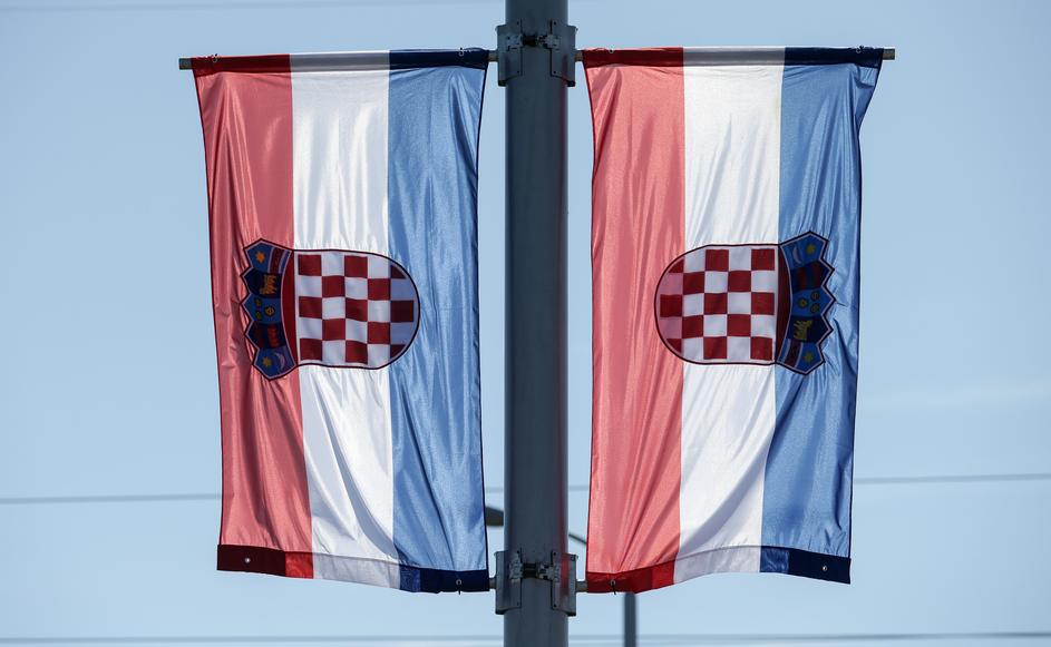 Zagreb: Izvješena zastava RH s pogrešno okrenutim grbom