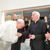 Papa Franjo ljubi ruku svećeniku iz katoličke crkve u Skoplju
