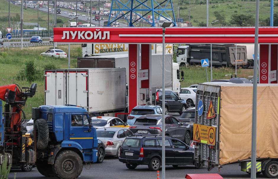 Rising prices and sales limitations of fuel at gas stations in Russia | Author: SERGEI ILNITSKY