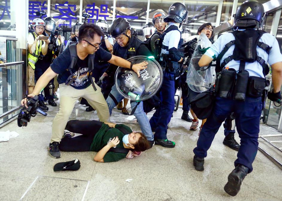 Prosvjedi u zračnoj luci u Hong Kongu