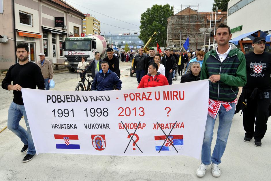 Vukovar: Kolona prosvjednika obilazi javne ustanove u potrazi za tablama s dvojezičnim natpisima | Author: Goran Ferbezar/PIXSELL