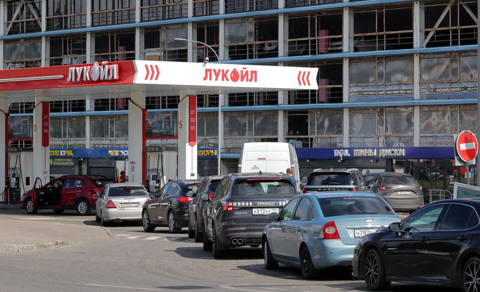 Rising prices and sales limitations of fuel at gas stations in Russia | Author: MAXIM SHIPENKOV