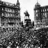Praha, Václavské náměstí, manifestace, shromáždění, vznik ČSR, říjen 1918, socha sv. Václava, svatého, vlajka, vztyčení československé vlajky, tramvaj, dav lidí, lidé, Národní muzeum budova, pomník, JOS procházka nápis, dům, budova