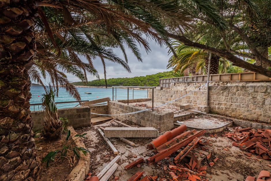 24sata: Palmižana: Reportaža o rušenju objekata Eduarda Tota Meneghella | Author: Zvonimir Barisin/PIXSELL