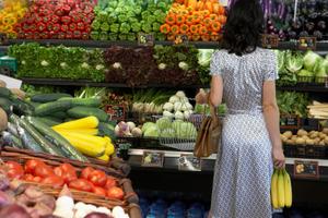 Žena kupuje voće i povrće