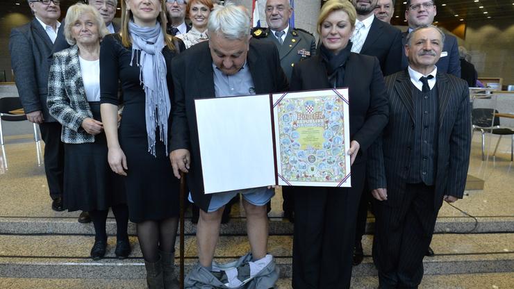 Ivanu Zvonimiru Čičku na svečanoj dodjeli nagrada HHO pale hlače