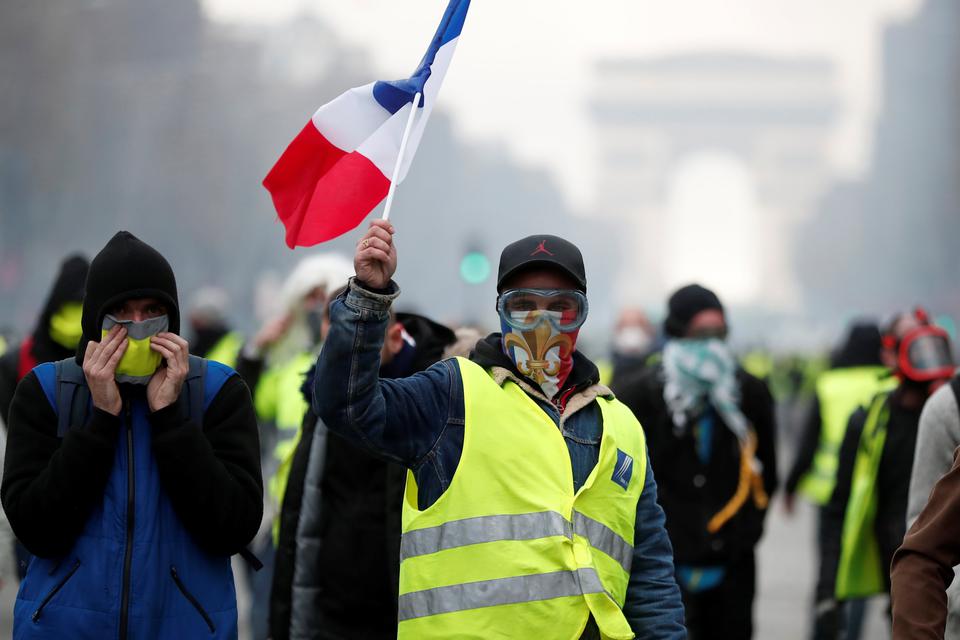 Tko su 'žuti prsluci' koji su okupirali Pariz i ruše Macrona | Express