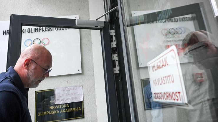 Zagreb: Siniša Krajač izlazi iz zgrade HOO-a sa USKOK-ovim istražiteljima