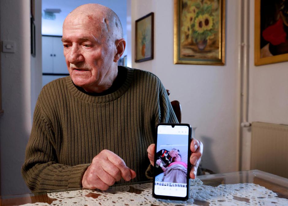 Marijan Janzikovic shows the picture of his late wife | Author: Borut Zivulovic/REUTERS