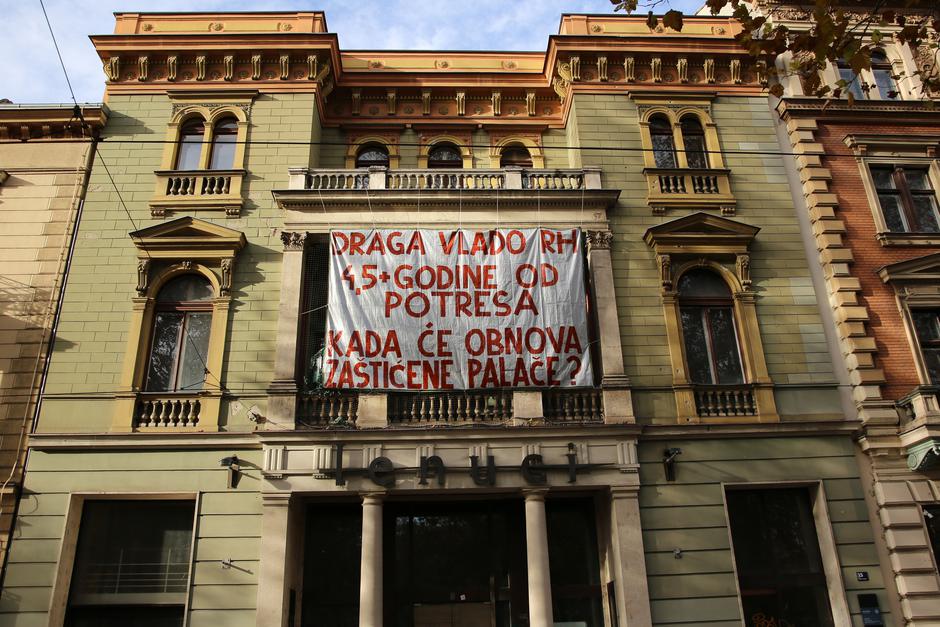 Zagreb: Na pročelju palače Medaković na Zrinjevcu postavljena poruka vlastima o sporoj obnovi grada  | Author: Divna Ducic/PIXSELL