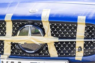 Klebeband hält die Kühlerfront eines modernen Fahrzeugs der Marke Mercedes zusammen. // 31.08.2025, Stuttgart, Baden-Wür