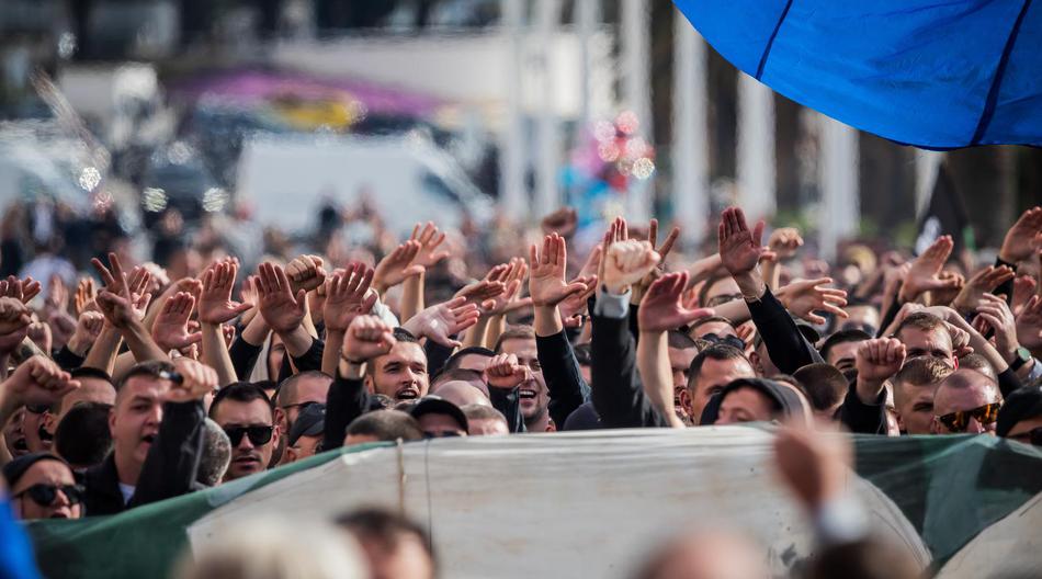 Smeta folklor, ali cajke ne. Pa naravno, turbofolk publika je ista ona s Thompsona