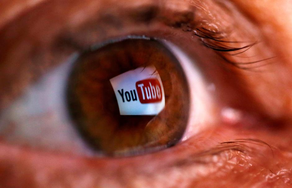 Oko u kojem se zrcali logo YouTubea | Author: DADO RUVIC/REUTERS/PIXSELL