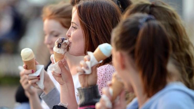 Djevojke jedu sladoled