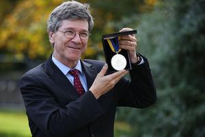 Jeffrey Sachs s medaljom za doprinos čovječanstvu