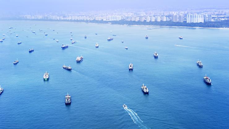 Brodovi prolaze kroz singapursku luku