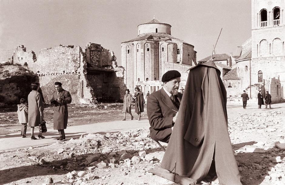 Slikar Božidar Jakac u Zadru 1961., još su vidljivi tragovi razaranja iz rata | Author: Jože Gal/ public domain