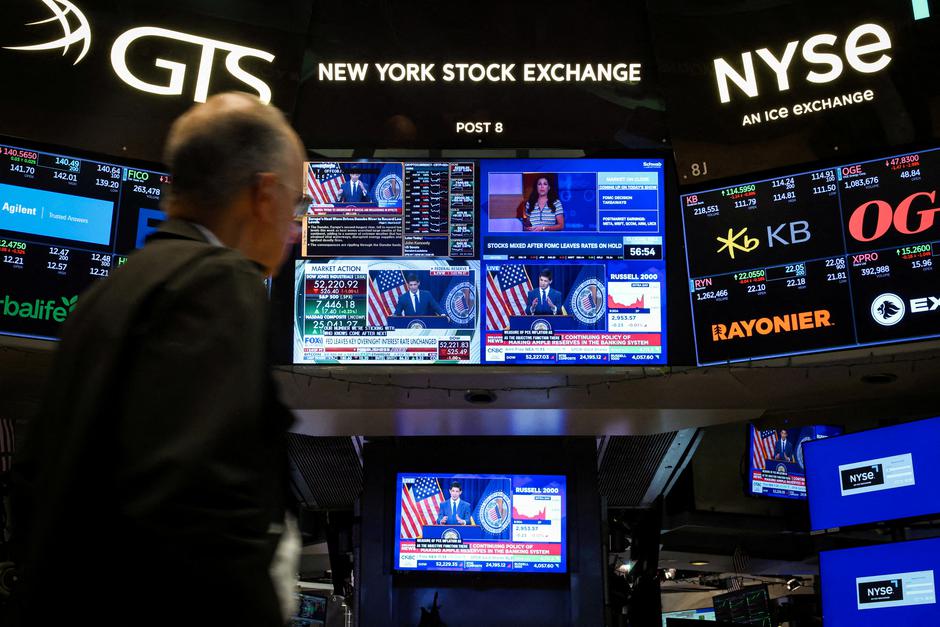 FILE PHOTO: Traders react to the Fed rate announcement on the floor of the NYSE in New York | Author: Brendan McDermid