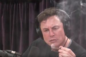 Elon Musk puši marihuanu