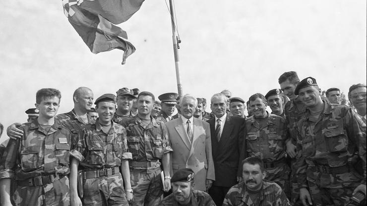 Predsjednik Franjo Tuđman s brojnim uglednicima posjetio je Grad Knin nakon VRO Oluja