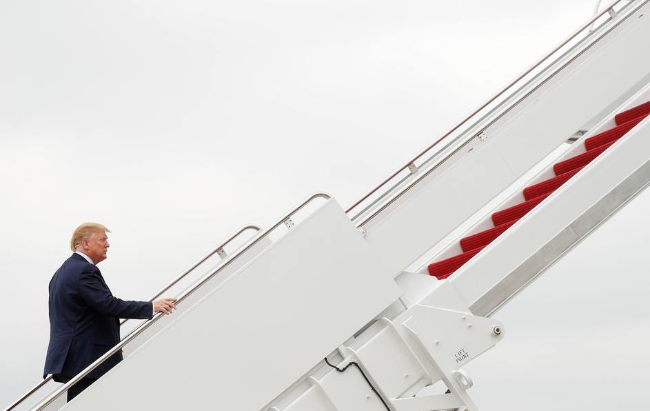 Trump ulazi u Air Force One