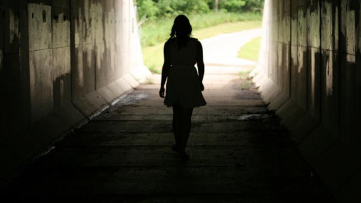Sama žena u mračnom tunelu