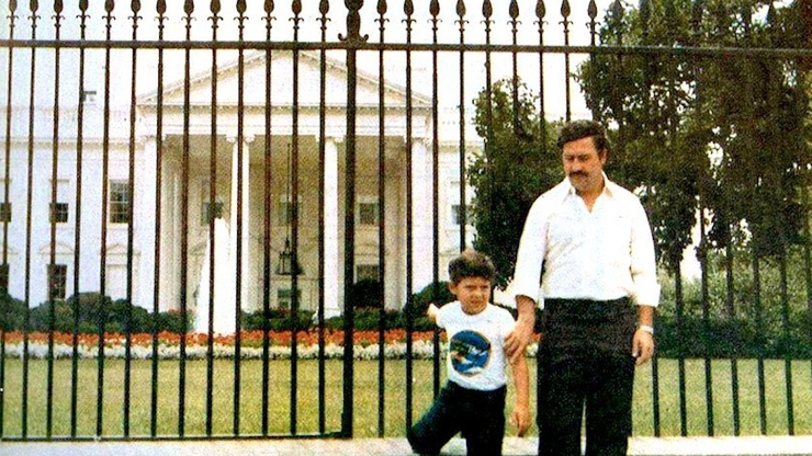 Pablo Escobar sa sinom ispred Bijele kuće