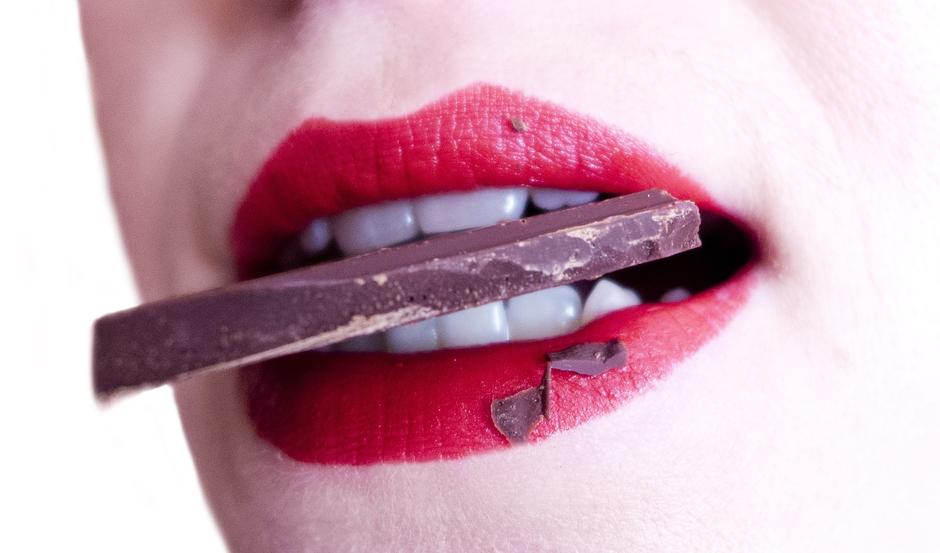 Žena s komadom čokolade u ustima | Author: Pixabay