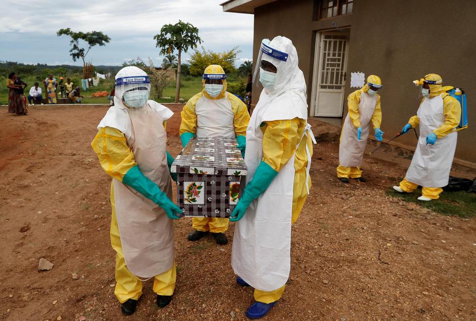 FILE PHOTO: Healthcare workers carry a coffin with a baby, suspected of dying from Ebola, in Beni | Author: GORAN TOMASEVIC/REUTERS