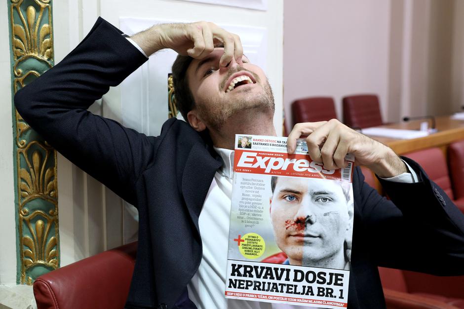 Ivan Pernar u Saboru pozira s Expressom | Author: Patrik Macek/ PIXSELL