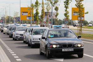 Zagreb: Taksisti ispred aerodroma prosvjeduju protiv Ubera