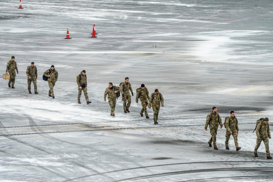 More Danish soldiers land in Nuuk | Author: Mads Claus Rasmussen