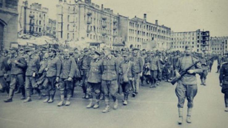 Njemački ratni zarobljenici marširaju Kijevom