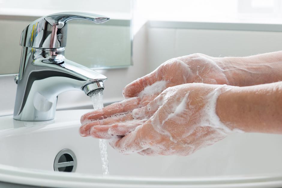 Žena pere ruke sapunom | Author: Thinkstock