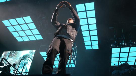 Jay Z na koncertu pokazuje znak iluminata