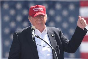 Donald Trump sa šiltericom Make America Great Again