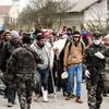 Policija i vojska vode izbjeglice iz kampa u Dobovi na željezničku postaju