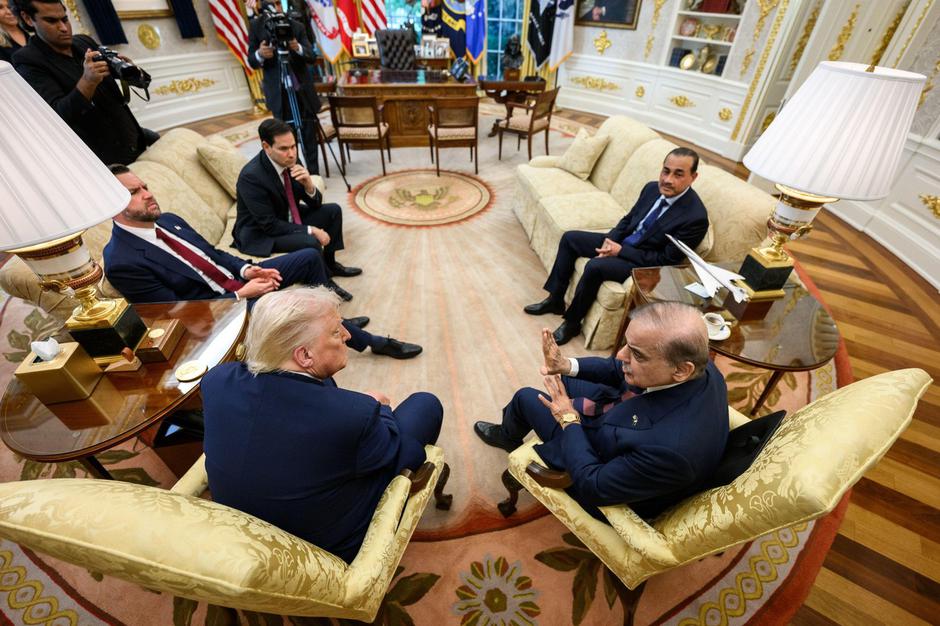 President Donald Trump meets with Prime Minister Shehbaz Sharif and Field Marshal Asim Munir of Pakistan, Thursday, September 25, 2025, in the Oval Office. (Official White House Photo by Daniel Torok) | Author: Profimedia