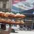 Egipat - čovjek nosi lepinje ispod postera predsjednika Sisija