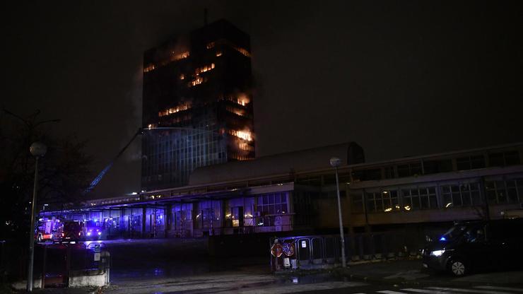 Zagreb: Požar guta  Vjesnikov neboder