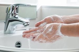 Žena pere ruke sapunom