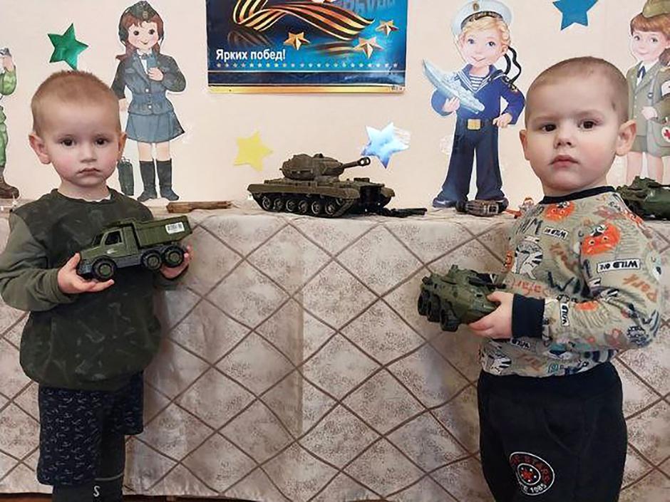 Putin indoctrinates children | Author: east2west news