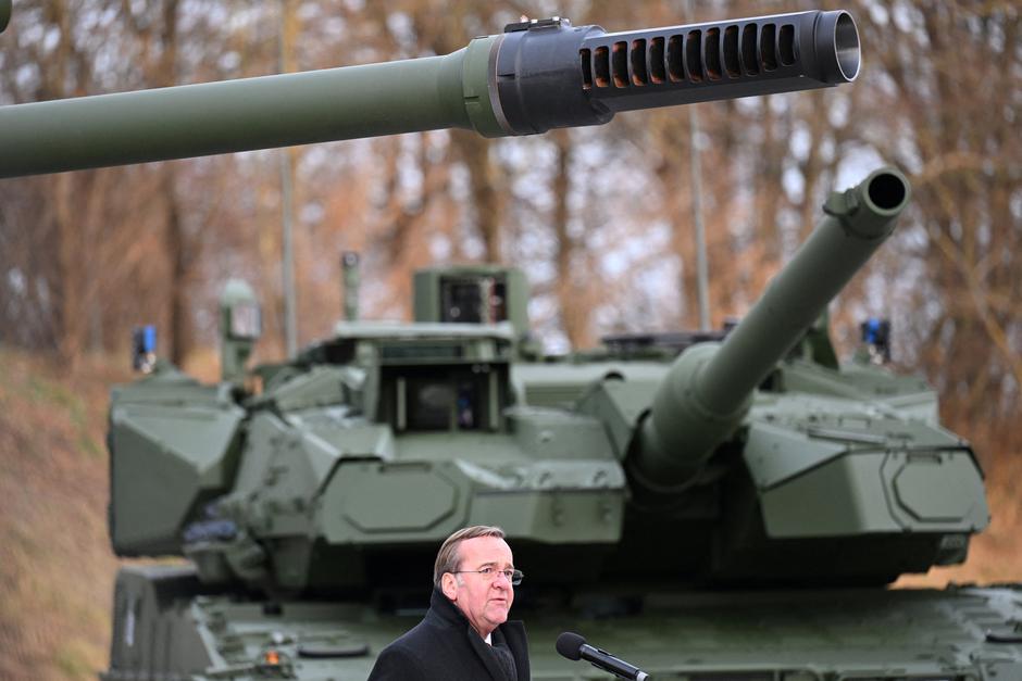 Roll-out of new Leopard tank and howitzer PZH 2000 at KNDS | Author: Angelika Warmuth