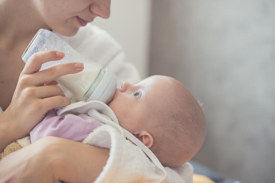 Beba pije adaptirano mlijeko | Author: Thinkstock
